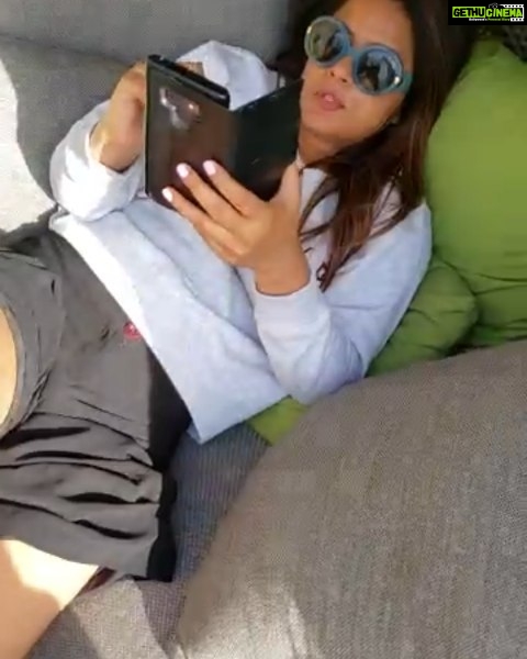 Neetu Chandra Instagram - You always have #friends to #bug you but what's life without them🥰 Backed up by #friendship ❤ I sing from my #heart I am not a singer 🙏🥰 #teramujhsehaipehlekanaatakoi Los Angeles, California