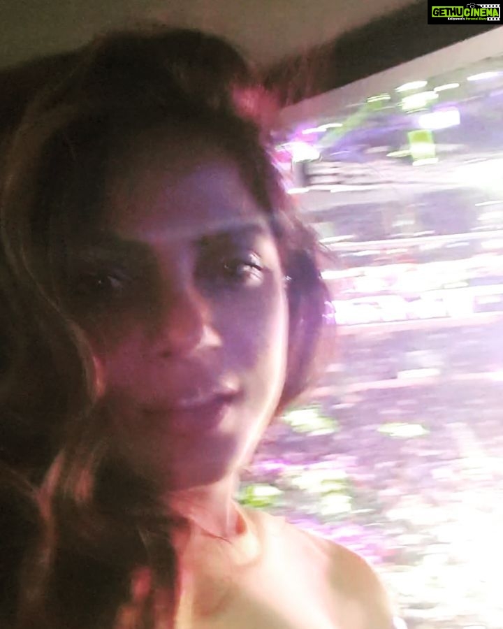 Neetu Chandra Instagram - Back to basic #staplecentre game again today between @lakers and @hornets we are up by 85-66 Let's Go 😘❤ Grown watching #lakers 🥰 Crypto.com Arena