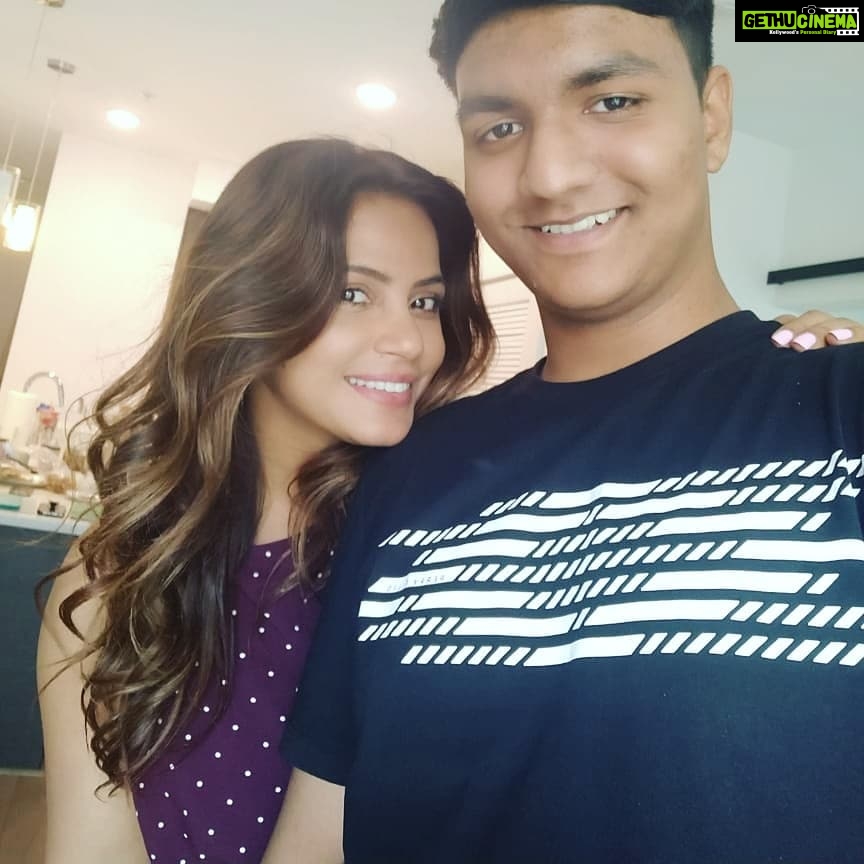 Neetu Chandra Instagram - So happy to see #family #members at my #home in #losangeles ❤ #cousins Love you🥰 @shrivastava_tanmay Los Angeles, California