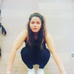 Neetu Chandra Instagram - Ok it's easily hard #squats #hold Just a minute #challenge ❤🤩 Let's do this 🥰 Hollywood Star Walk