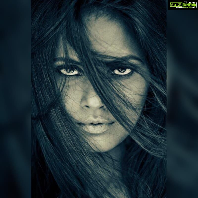 Neetu Chandra Instagram - No matter what you do, people will always be negative of you because they are jealous of what you can do, which they can't! It's your life, live with full dignity and Pride! No one has a right on your existence! Life goes by in a blink! #positivity in the most #negative time! Hold on n breath ! You came till here and you will take yourself ahead. This is my #favorite picture ! Thank you, my Gratitude to this universe for every bite in my mouth and every breath I take 🙏 I didn't come all the way to give up. WON'T 🙏