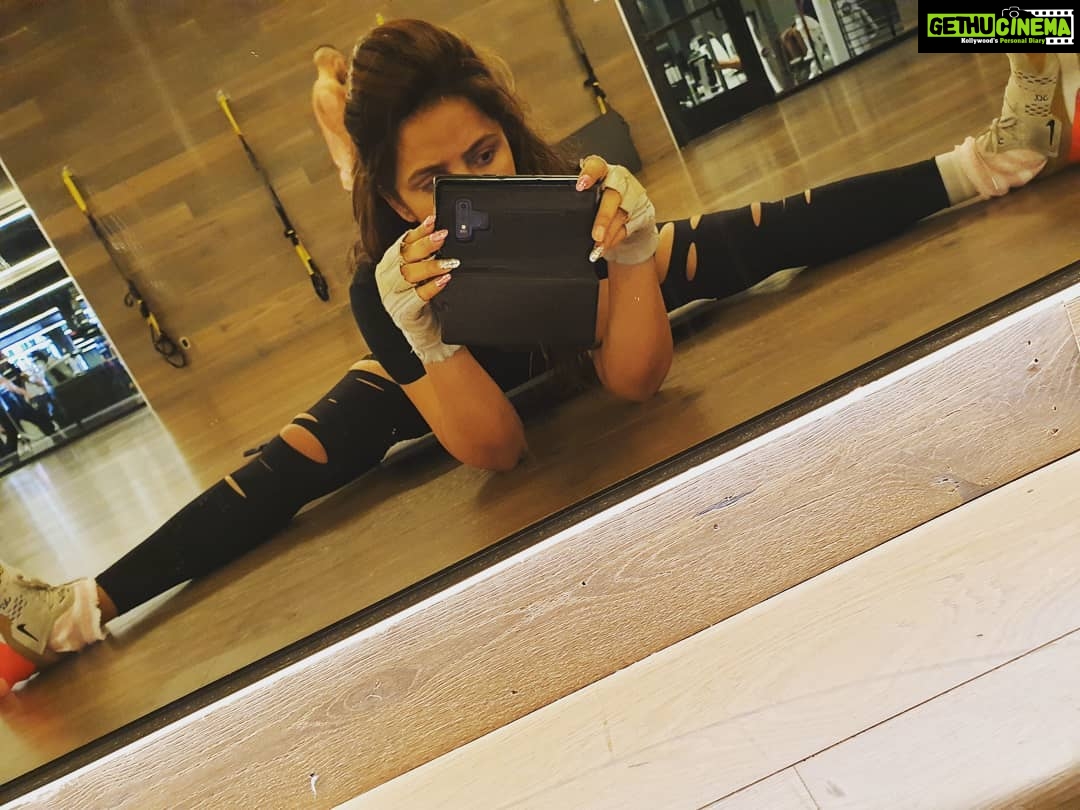 Neetu Chandra Instagram - Essential to #stretch to #cooldown ❤