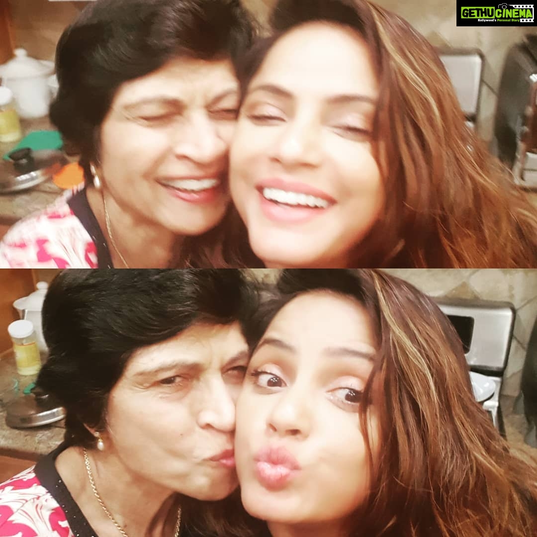 Neetu Chandra Instagram - Thank you Aunti and uncle for so much looove,care and great home food @rchatster @janchhatwani @nitajhan πππ€ Love you bothβ€ Manhattan Beach, California