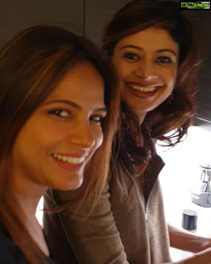 Neetu Chandra Instagram - Its #dinner time with amazingly talent n beautiful @poojabatra ❤ Let's #cook together ❤😘