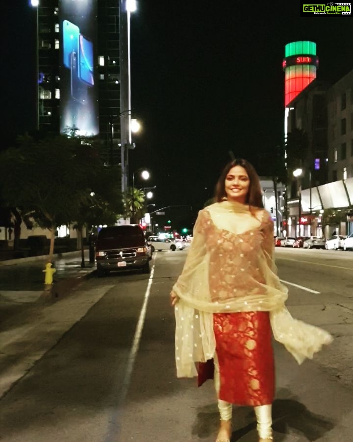 Neetu Chandra Instagram - An #indian in #hollywood ❤😘 All for #fun n #laughter 😁😁😁🙏 Good Night everyone ❤ Hollywood Walk of Fame