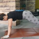 Neetu Chandra Instagram – First time #balancing #weight #planks #toetouch I will gradually improve n get it perfect! Be #Positive ❤ #universe is seeing your intention and honesty ❤❤❤