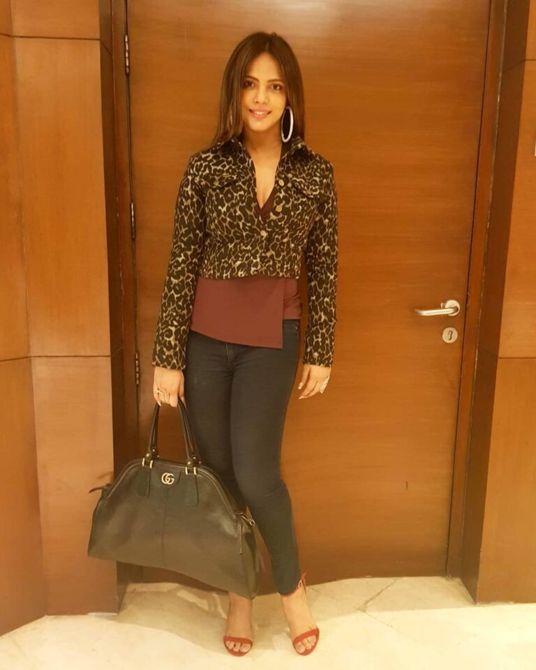 Neetu Chandra Instagram - Finally, reached the door of my last waiting❤ Wish me luck, I need each one of you 🙏