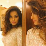 Neetu Chandra Instagram – Hey #mirror mirror , Tell me something…. Who… ❤🤷‍♀️🤷‍♀️🤷‍♀️❤ Haaaaaaw,  Kissi ko maat batana… shhhh 🤩