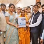 Neetu Chandra Instagram - Thanking #NitishKumar #Bihargovt. for this great initiative #CancerPatients coming from #Bihar will get 70% to 80% aid at #Tatamemorial Hospital who fall under 2.5lacs. Annual income. Handing over d cheque to d 1st beneficiary with #Ravisrivastava #chairman #Biharfoundation 😊🙏