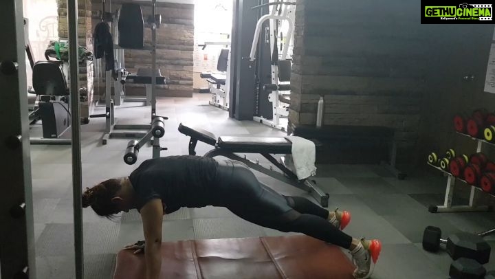 Neetu Chandra Instagram - 10 #plank 10 #hold 10 #shoulder touch Let's go 💃👍 It's a combo ❤ Hold your #core 😍😘