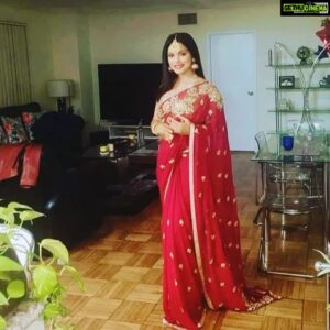 Neetu Chandra Instagram - Last night was such a fabulous #happydiwali at Varuna Grover s house followed by #AshGupta s house. Dressed by my awesome favorite designer @fashionbyrohini #RohiniBedi ❤❤❤ Ghar ka khana ho tou Varuna Grover ke ghar ka hi ho. Itna yummy tasty pyaar se ghar ka khana mila, Thank you Varuna and Rahul 😊🙏🥰🥰🥰 My bestest friend Rohit Marble Tum tou gem ho. Anil Mohin you and John Scholz you, are genuine stars in my life. Ash Gupta and Shaane, lovely meeting you both after soooo long. Pinky Campbell and Linkin, you are family, love you both ❤ 😘 Miss you my mother Neera Srivastava my brothers Nitin Neera Chandra Abhishek Chandra Patnawala 🥰 Miss all my family members.. SABKO DIWALI KI SHUBHKAMNAY 🙏🙏🙏❤