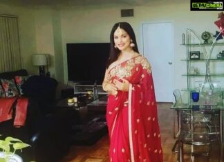 Neetu Chandra Instagram - Last night was such a fabulous #happydiwali at Varuna Grover s house followed by #AshGupta s house. Dressed by my awesome favorite designer @fashionbyrohini #RohiniBedi ❤❤❤ Ghar ka khana ho tou Varuna Grover ke ghar ka hi ho. Itna yummy tasty pyaar se ghar ka khana mila, Thank you Varuna and Rahul 😊🙏🥰🥰🥰 My bestest friend Rohit Marble Tum tou gem ho. Anil Mohin you and John Scholz you, are genuine stars in my life. Ash Gupta and Shaane, lovely meeting you both after soooo long. Pinky Campbell and Linkin, you are family, love you both ❤ 😘 Miss you my mother Neera Srivastava my brothers Nitin Neera Chandra Abhishek Chandra Patnawala 🥰 Miss all my family members.. SABKO DIWALI KI SHUBHKAMNAY 🙏🙏🙏❤