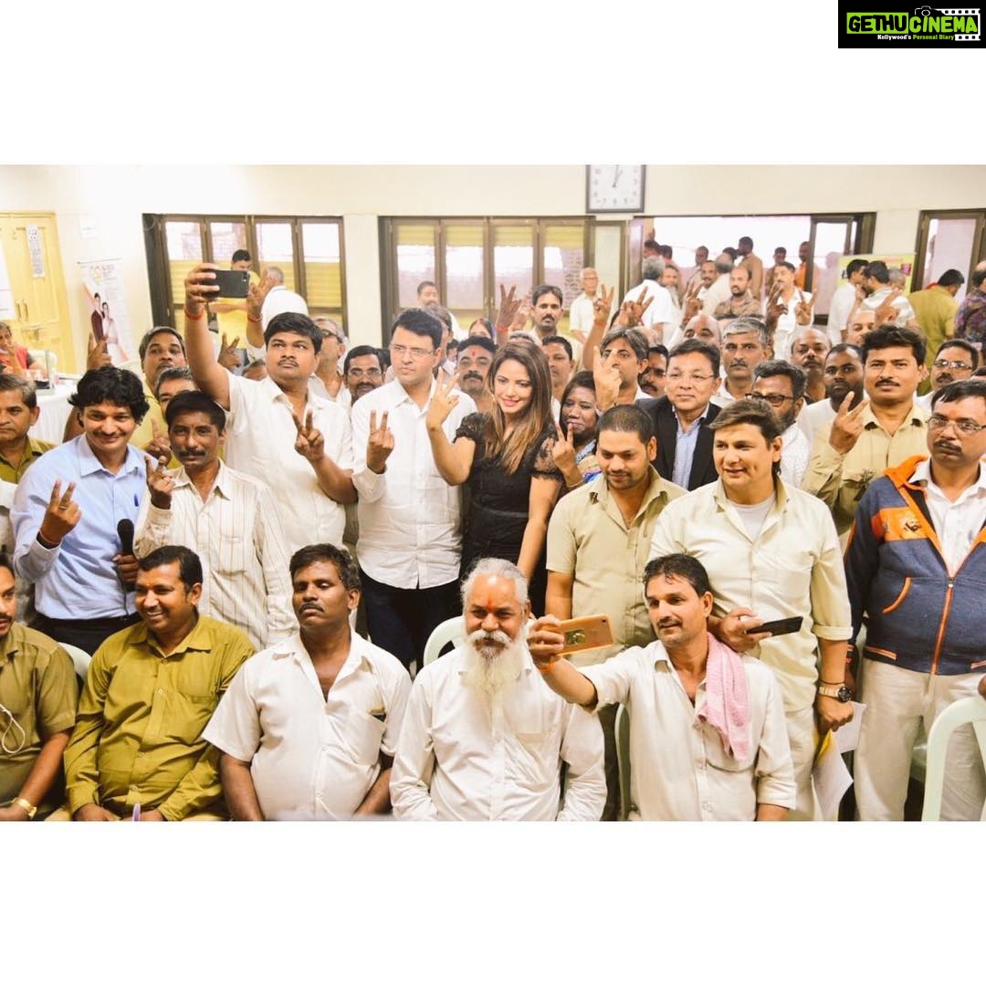 Neetu Chandra Instagram - Initiated the camp for #Tobaccofree #autorickshaw n #taxidrivers Couldn't have been possible without #MrShashankRao #chiefunionleader of Taxi n Autorickshaw. Thank you🙏 Organised by my @cpaaindia family. Associating wd U 4 a decade now is peace of heart for me ❤🙏 #cancer