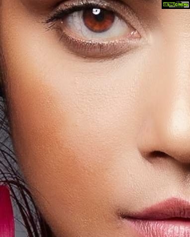 Neetu Chandra Instagram - What could be a liner for my half face ??? ❤ Batao Kolkata