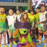 Neetu Chandra Instagram - Hey, here comes my @patnapirates team with me to #Calcutta 🤩 Let's put our hearts n souls together today #pirateshamla ❤ Let's screen for the #champions !! See you #Calcutta #westbengal #netajiindoorstadium at 9pm. Today 😘😘😘 Kolkata