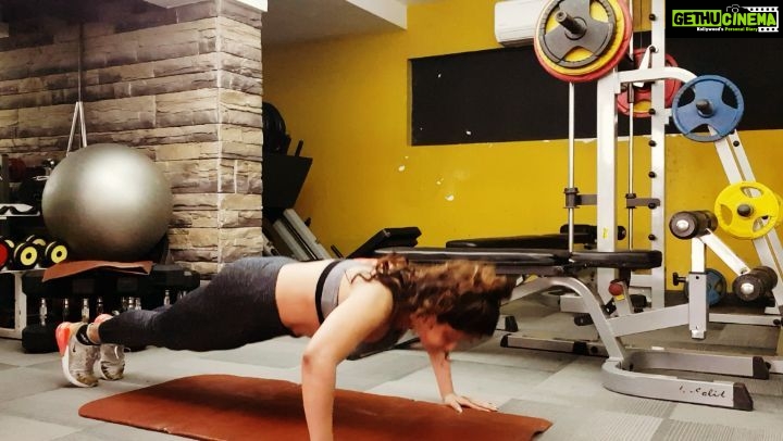 Neetu Chandra Instagram - And the #pushups continues ❤ Trying my best! There is alot of room to improve🤝 Everyday is learning❤ #health #fitness 😘 #toned #curvygirl is me😍 #skinny is not #fit 😍 Get it in your #stride 💃👍❤💪 Go people Go 😘 Mumbai, Maharashtra