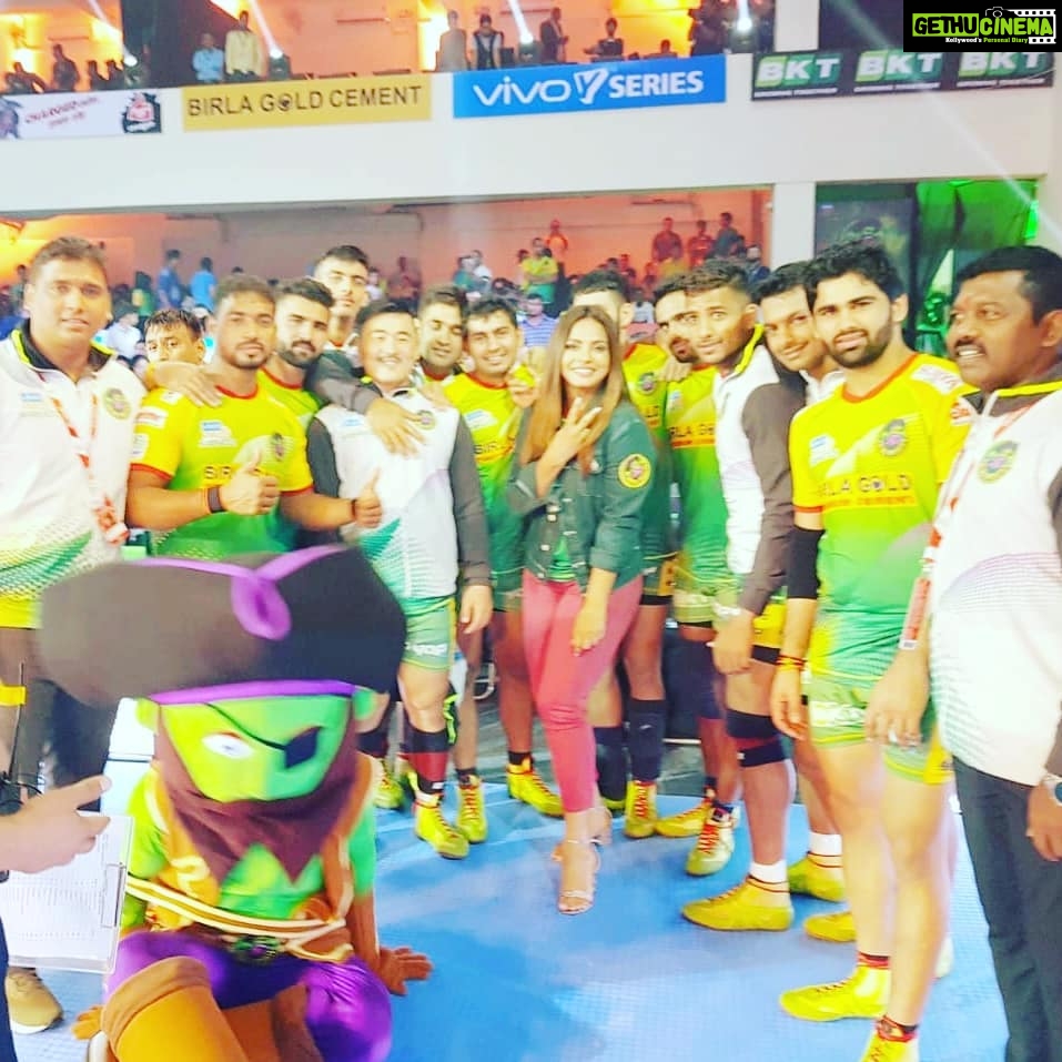 Neetu Chandra Instagram - Great luck my @patnapirates team ❤ Be the heartbeat of everyone the way you are! #pirateshamla You are the Champions 🤩😍 Jaan laga dou❤👍👍👍
