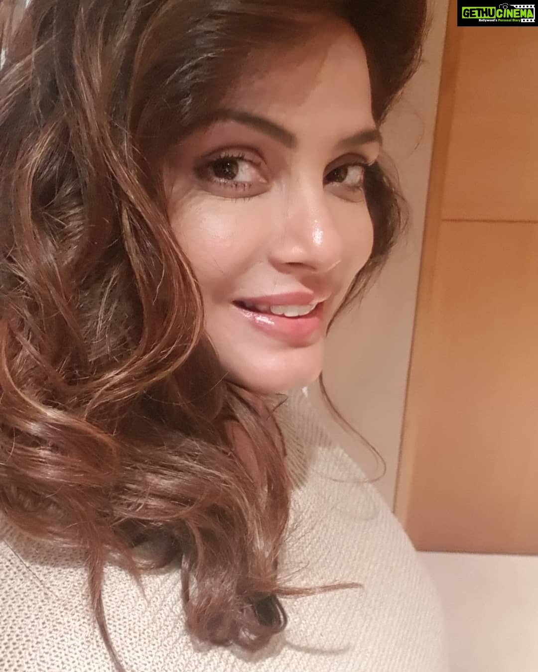 Neetu Chandra Instagram - A #sundayfunday #smile and #flyingkiss to all of you ❤ #nofilterneeded 😘