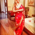 Neetu Chandra Instagram - When it's #mom s #saare trial day and she wants you to try❤ then chup chap , bina kuch bole! Just smile. #momstheworld 😘😍 Did I tell you, I love wearing sarees ❤🤗 Mumbai, Maharashtra