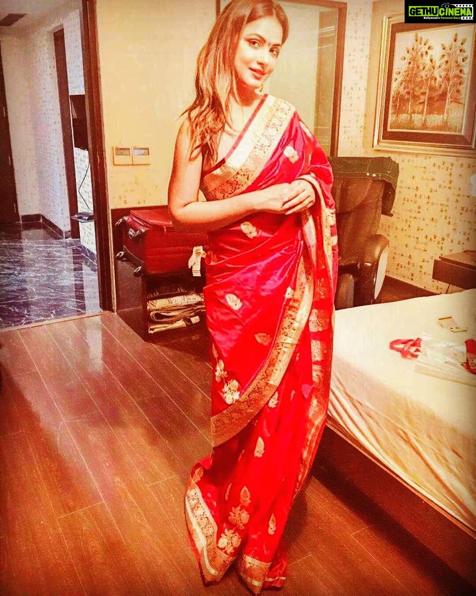 Neetu Chandra Instagram - When it's #mom s #saare trial day and she wants you to tryβ€ then chup chap , bina kuch bole! Just smile. #momstheworld ππ Did I tell you, I love wearing sarees β€π€ Mumbai, Maharashtra