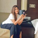Neetu Chandra Instagram - Love these #nba⁠ ⁠ games #SaturdayMotivation Smiles all over ❤ #basketball 😘❤ I don't smoke. Guess what's in my left hand ?