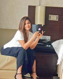 Neetu Chandra Instagram - Love these #nba⁠ ⁠ games #SaturdayMotivation Smiles all over ❤ #basketball 😘❤ I don't smoke. Guess what's in my left hand ?