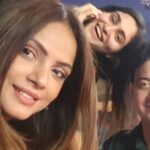 Neetu Chandra Instagram - Counting the blessings and wishes of each and everyone of you. We won again! Keep us in your prayers and Dua 🙏 See you in Delhi on the 30th at #tyagrajstadium 9pm. 😘😇🤗❤ Love you all! @patnapirates Great game boys😍 Thank you to All of you 🙏 with the CEO of @patnapirates Mr. Pawan S Rana 😘💪 The force behind the strength ❤ Balewadi Stadium