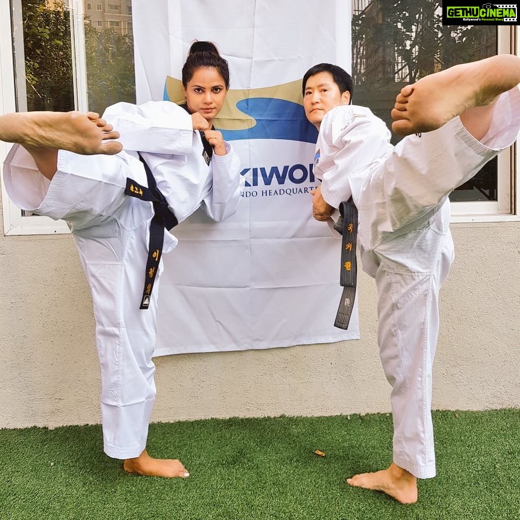 Neetu Chandra Instagram - Today, a practice session with Grandmaster #leejeonghee in #pune Some skill are stronger than your body, it's all in the mind. We can do anything in the world 😘👍 #Taekwondo