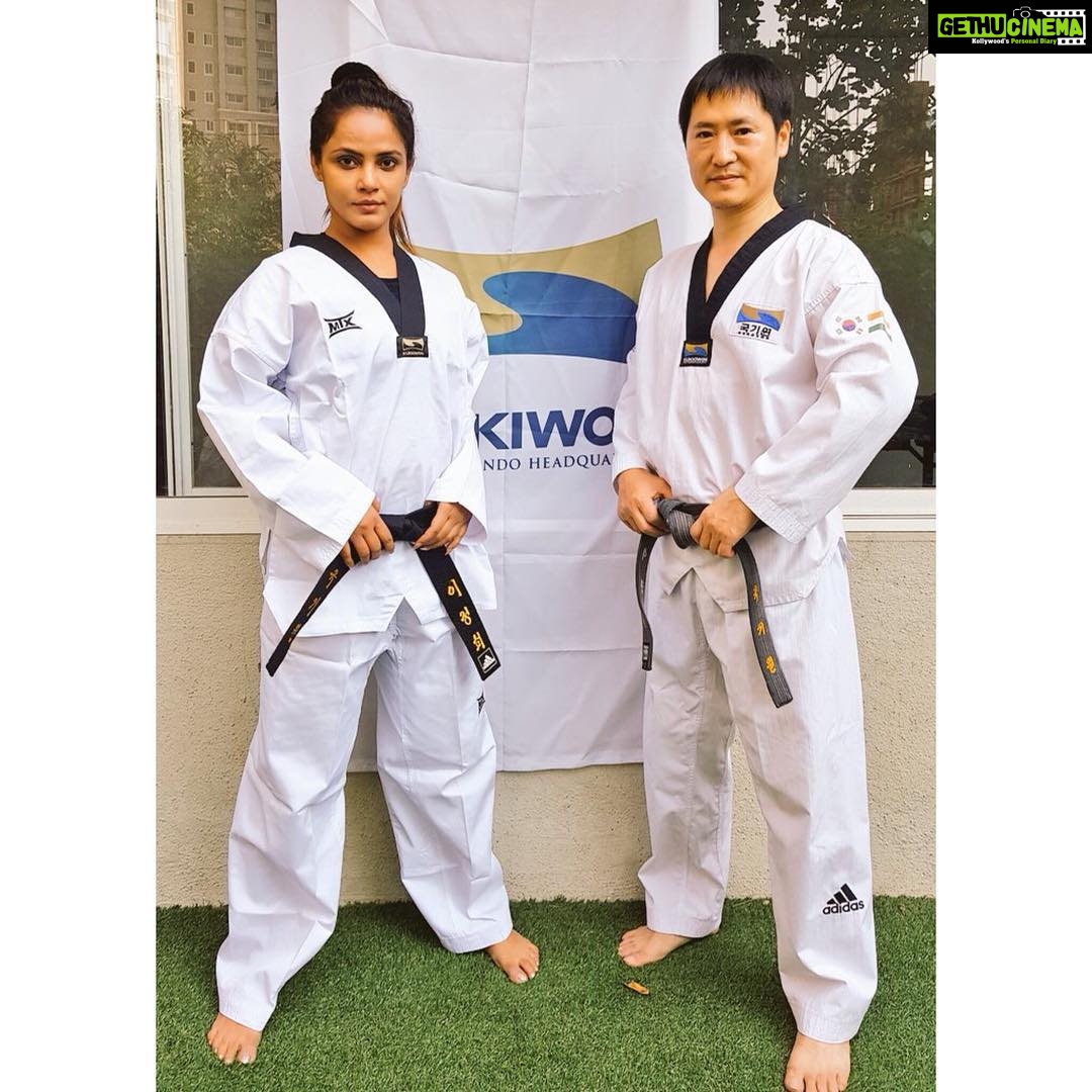 Neetu Chandra Instagram - Today, a practice session with Grandmaster #leejeonghee in #pune Some skill are stronger than your body, it's all in the mind. We can do anything in the world 😘👍 #Taekwondo