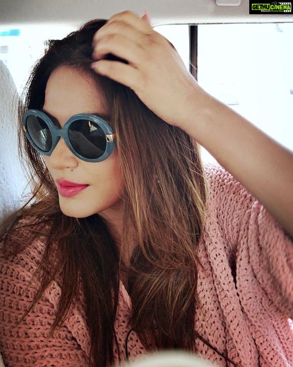 Neetu Chandra Instagram - Inbetween shots, the #hair fixing 🤭😘 credit to @taniyaamua my makeup hair girly ❤ Patna Junction railway station