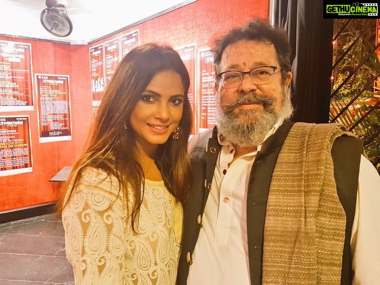 Neetu Chandra Instagram - The festival wd the happiness of seniors,Open Hearts d soulful feelings❤@PrithviTheatre festival starts wd the traditional approach of breaking Nariyal n lighting Diyas 🙏😊 What a fabulous play by #NaseeruddinShah sir #Thetruth and d man behind d show,my dear #Kunalkapoor😊🤗