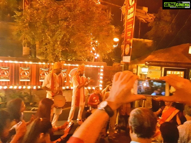 Neetu Chandra Instagram - The festival wd the happiness of seniors,Open Hearts d soulful feelings❤@PrithviTheatre festival starts wd the traditional approach of breaking Nariyal n lighting Diyas 🙏😊 What a fabulous play by #NaseeruddinShah sir #Thetruth and d man behind d show,my dear #Kunalkapoor😊🤗