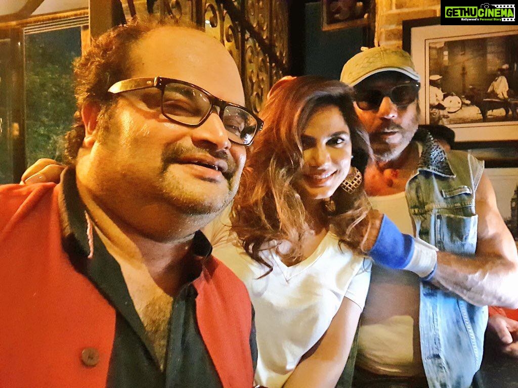 Neetu Chandra Instagram - Partying with the coolest cast n crew of #TheplayboyMrsahwney @divyadutta25 @iarjanbajwa @manjarifadnis @tariqsiddiqui19 and sppeecciiaallyy @apnabhidu Love you guys❤ The movie is on YouTube.. WATCH IT 😘😍