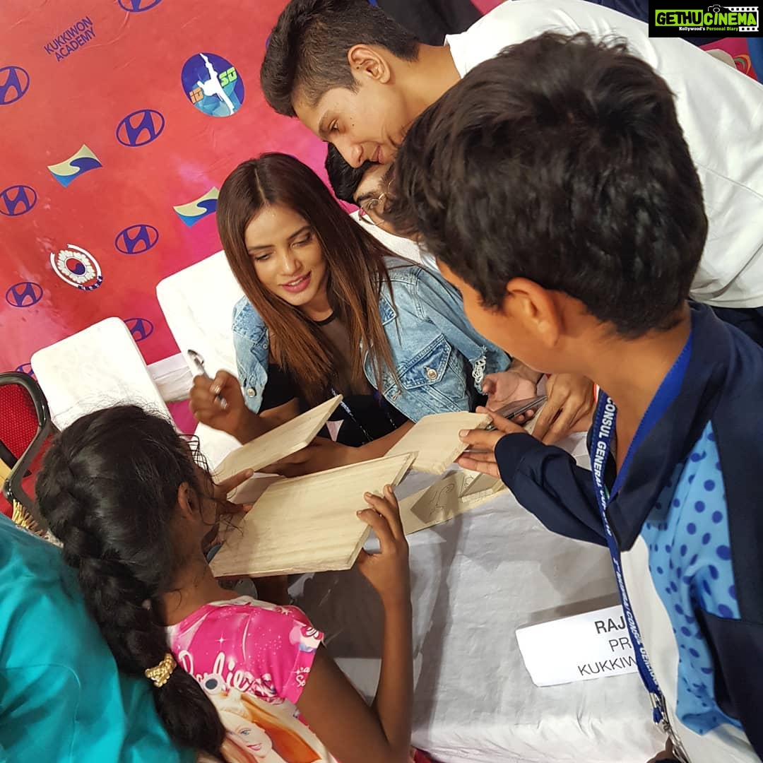 Neetu Chandra Instagram - I could never say no to such cute #fans ⤠#kids are the best trainers š Autograph on the breaking boards ⤠Awwww. Hugggg #Taekwondo and Yes, I am a blackbelt4th Dan , represented #India 3 times! #Proud ššš #blessed Pune, Maharashtra