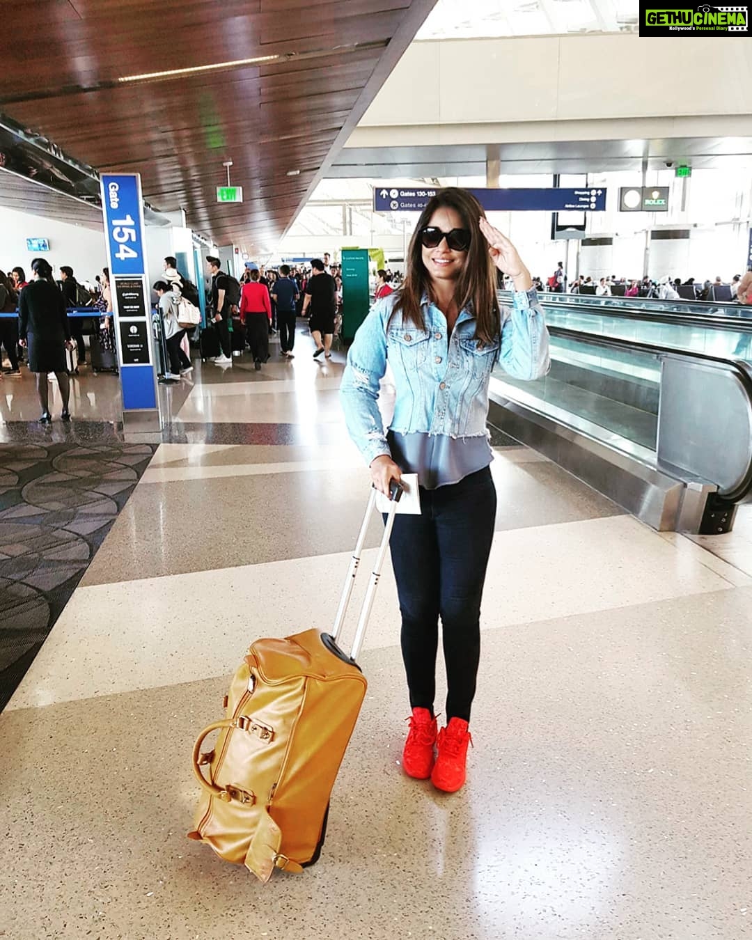 Neetu Chandra Instagram - My #india calling #jaihind ❤ Will be back soon #Losangeles 😘 Thank you for every kind word n gesture 🙏😊❤ Los Angeles, California