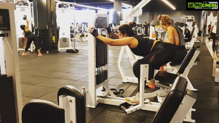 Neetu Chandra Instagram - 205lbs #legday You know your S... the BEST! Be creative and #kick A.. ππ Hold your #core #standwithyourself β€ #loveyourself β€π Thanks my hardwork partner @aguule πππ€ Los Angeles, California