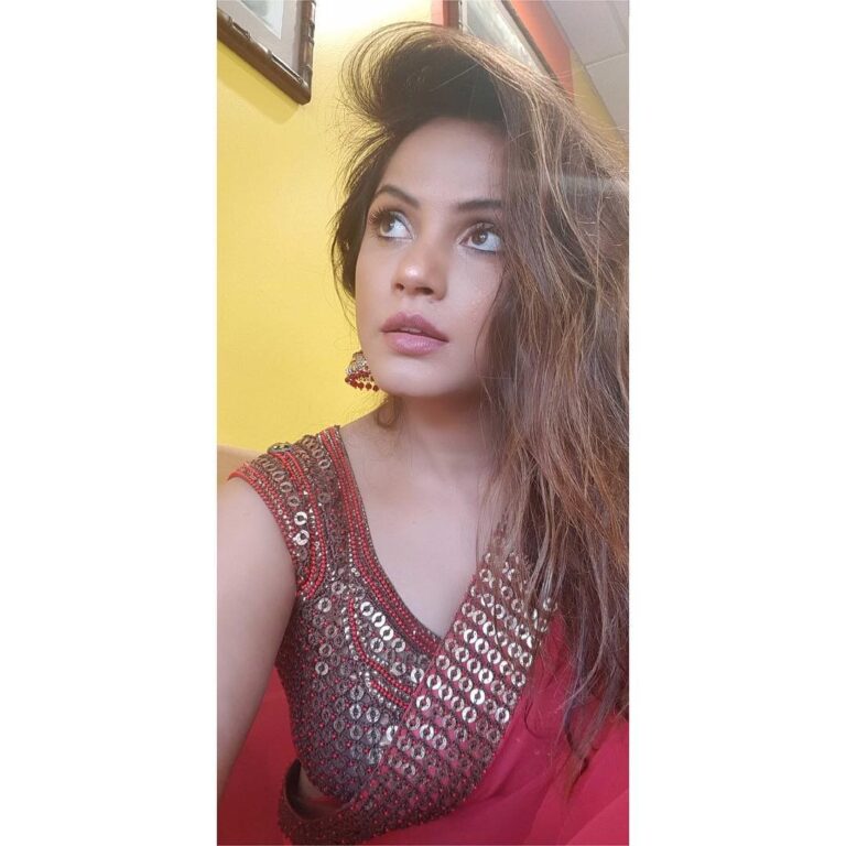 Neetu Chandra Instagram - Aise mujhe na dekho 🤫 hehe lol Going to my favourite singer s concert ! #Banjarey ❤