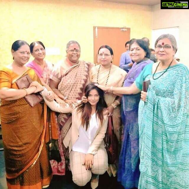 Neetu Chandra Instagram - I am Blessed. Happy #TeachersDay to all my Gurus. I am made of your sincerity, your hard work, your honesty n your fighting spirit 🙏 #Sisterbeena @tejrashi #Purnimaverma #Pratibhasingh #Rajniverma #Rashmisingh #Ashoksir n many more❤ #NotredameAcademy 🙏😇