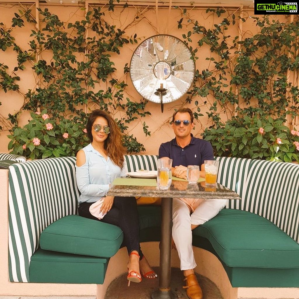 Neetu Chandra Instagram - Lunch with a friend #Robert A #basketball enthusiast n a #golfplayer !! #Losangeles 😇😊🤗