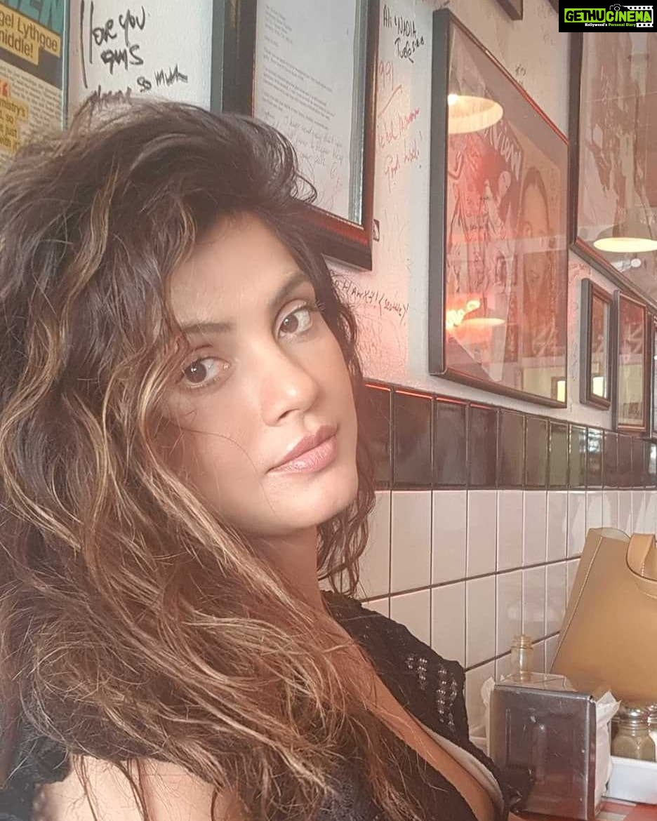 Neetu Chandra Instagram - When you know you are at the right place n space !! Storm with a smile ❤ #love N #care ❤😍😘 Los Angeles, California