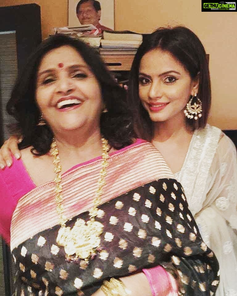 Neetu Chandra Instagram - My #mom is my #bestfriend and she wrote me this "मेरी सबसे प्यारी दोस्त मेरी बेटी नीतू है" means that I am her best friend ! ❤🙏 I love you mom 😇 Meri Bhi 🤗😘😘😘 Manhattan Beach, California