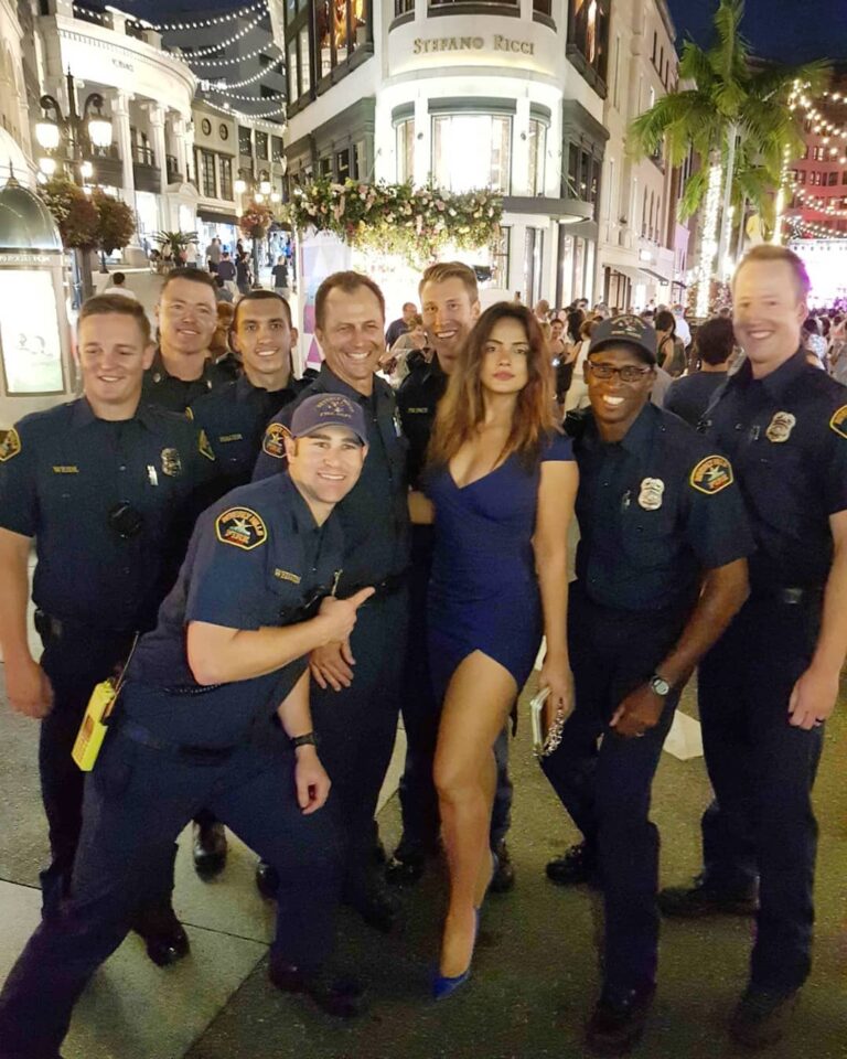 Neetu Chandra Instagram - Who is the boss here ? 😉 #USA #Losangeles Such fitness ,all of them have !! 🤗 Rodeo Drive