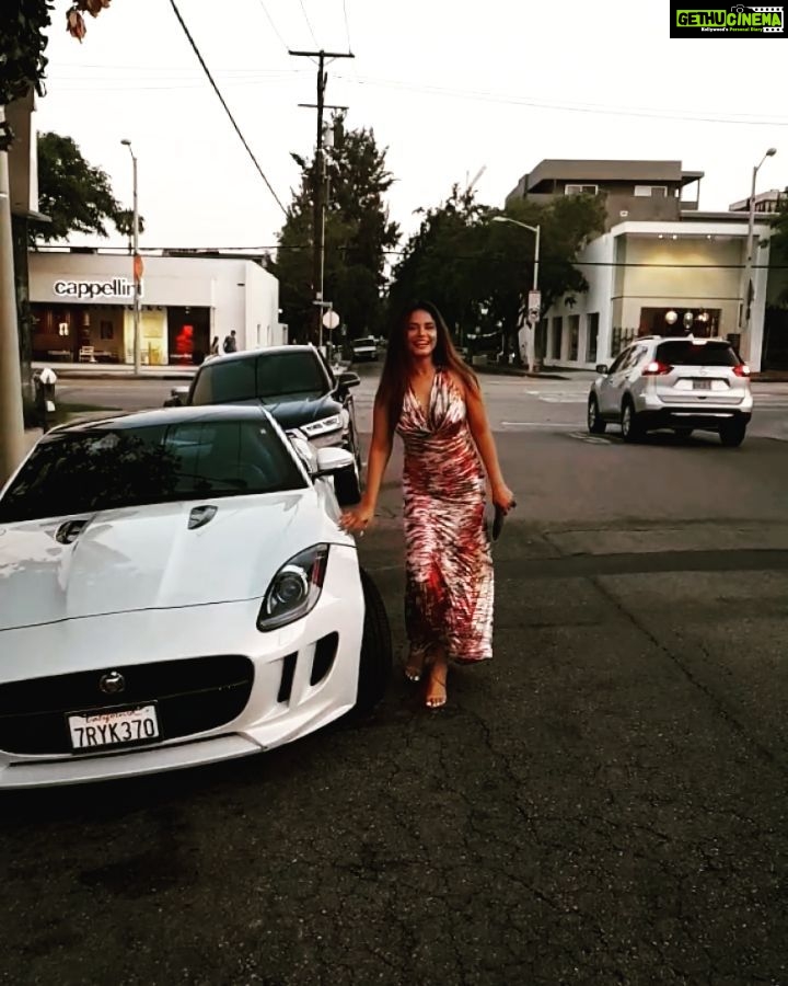 Neetu Chandra Instagram - Come on let's go !! Feel like going to the #moon tonight with you ❤ #aajasanammadhurchandani #lovely #weather n #Losangeles !! 😘😘😘❤ well #toned #curvaceous is me !! 😍😘 styled by @xavierothon Lemonade Beverly