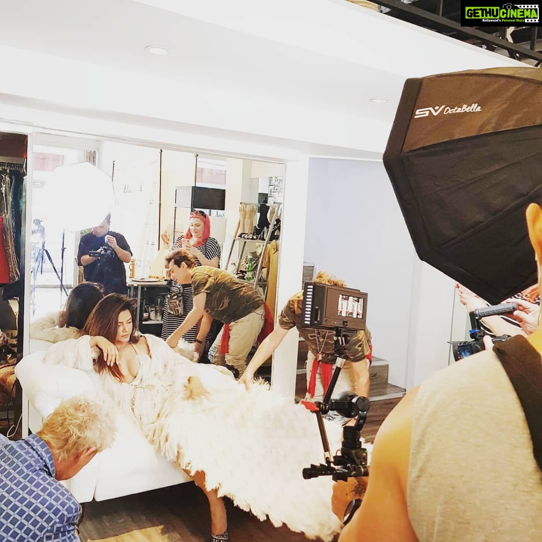 Neetu Chandra Instagram - This had to be the n the incredibly talented @polatteu s design With lovely host n human @patriksimpson ! Coming soon on @primevideo 🤗😘❤ #Losangeles @gownandoutbh 😘 #fashion #style n class !! 🤗😘 2