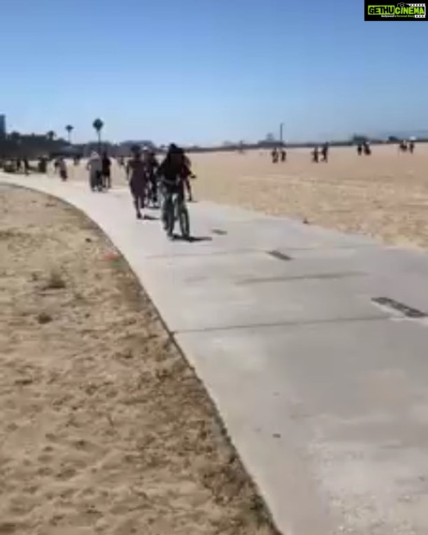 Neetu Chandra Instagram - Once a #sportsgirl is always sporty !! From #Venice #beach to #Santamonica beach #biking with my #martialartist buddy Dr. #Anilmohin What a way to start my #Sunday 😘❤ Are you all fit n taking care 🙏❤