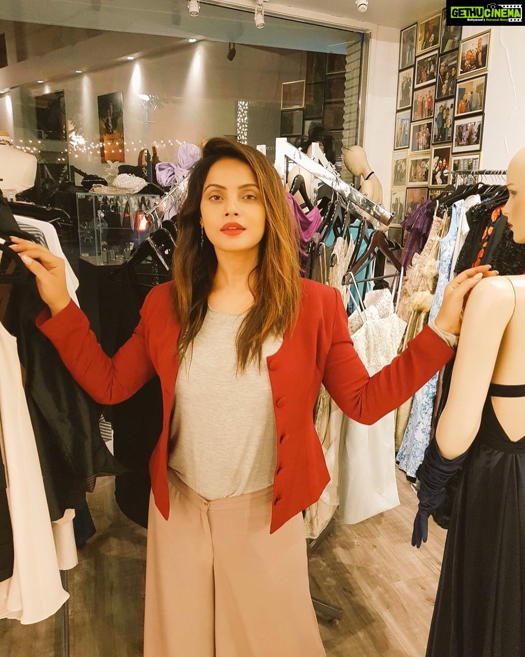 Neetu Chandra Instagram - When you have a bald n beautiful Girl friend , she always suggests you the classy looks !! I love the REDS 😉😘❤