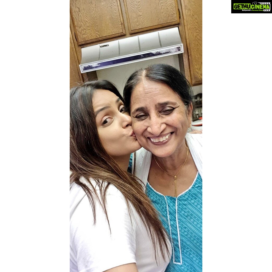 Neetu Chandra Instagram - Came to meet my Inspirational, strong n Angelic school teacher in #Clairemount #Losangeles #USA #MrsRajniverma with her elder sister!! Reflection n Shadows of my mother !I am blessed 🙏😊🤗 you are my strength. Pls. Take care of yourselves ❤ #NotredameAcademy #Patna #Bihar 😘❤