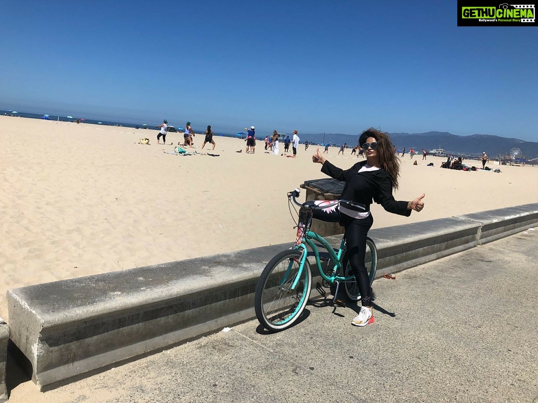 Neetu Chandra Instagram - The world is with Me!! On #Venice #beach to #Santamonica biking today 😘🤗 #Losangeles #usa 😘❤ #California with my dear sports buddy now #Anilmohin 😘🤗 you are the sweetest !!! Take care of yourself , you precious people ❤