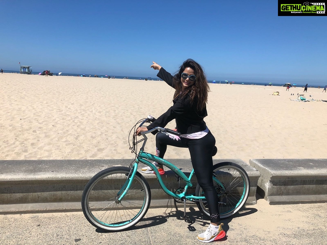 Neetu Chandra Instagram - The world is with Me!! On #Venice #beach to #Santamonica biking today 😘🤗 #Losangeles #usa 😘❤ #California with my dear sports buddy now #Anilmohin 😘🤗 you are the sweetest !!! Take care of yourself , you precious people ❤