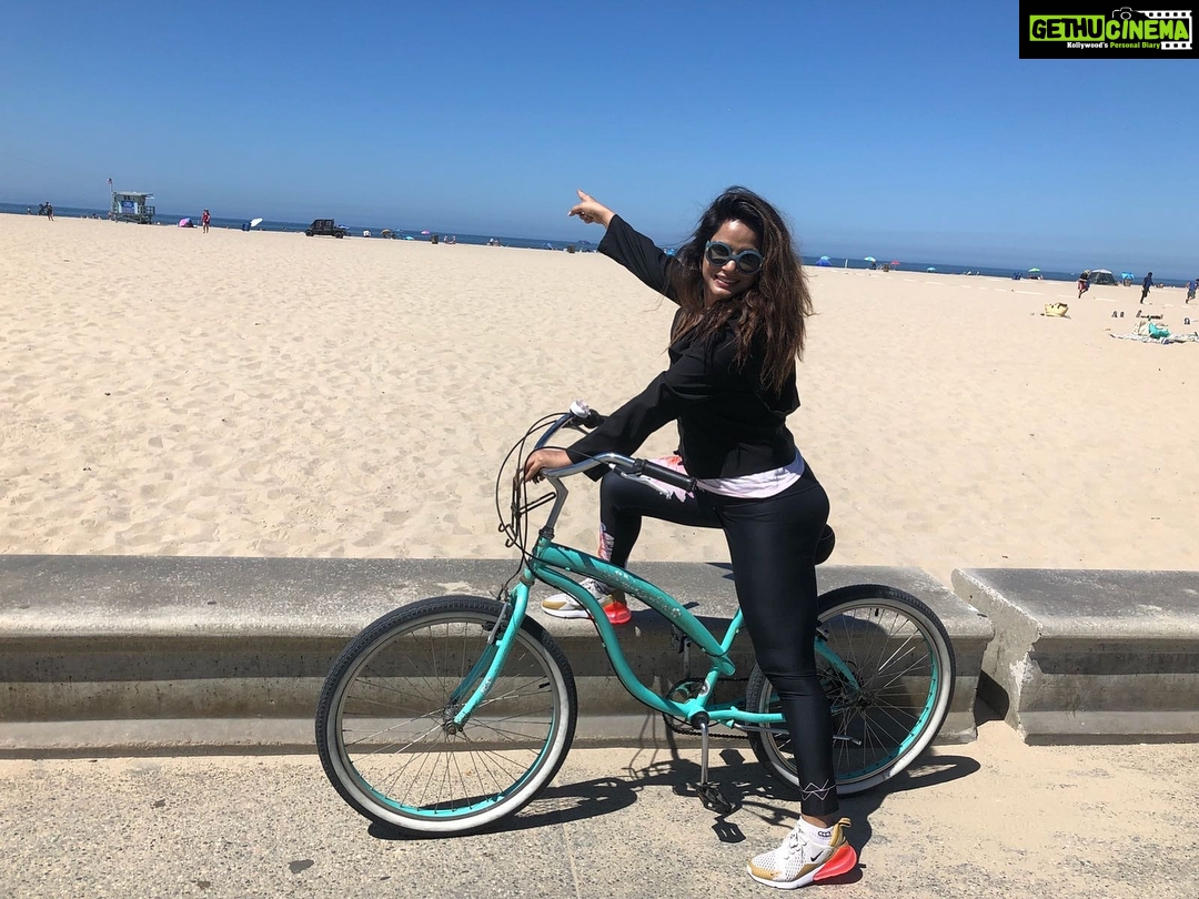 Neetu Chandra Instagram - The world is with Me!! On #Venice #beach to #Santamonica biking today 😘🤗 #Losangeles #usa 😘❤ #California with my dear sports buddy now #Anilmohin 😘🤗 you are the sweetest !!! Take care of yourself , you precious people ❤
